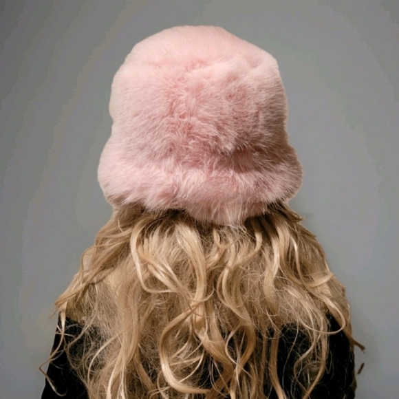 NWT Soft Pink Super Furry Faux Fur Winter Bucket Hat w/ Vtg. Crystal Bow Brooch - Picture 9 of 16